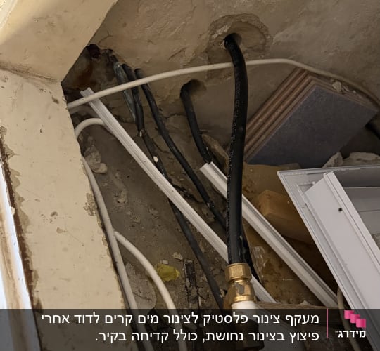 חיבור צנרת ומחבר פליז בקיר במהלך עבודות אינסטלציה לדוד